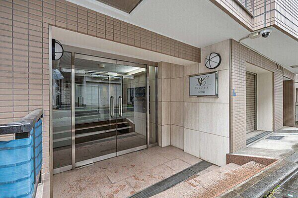 買物施設が徒歩圏内に揃っており暮らしやすい立地です。通勤・通学だけでなく休日のお出かけにも便利です。【エントランス】