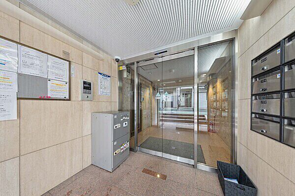 オートロックやモニタ付きインターホンが採用されています。防犯面に配慮されたマンションです。【エントランス】