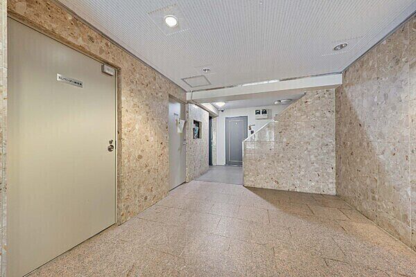 住戸は1階部分につき、エレベーター待ちがなくスムーズに帰宅できます。トランクルームの設置有。【ロビー】