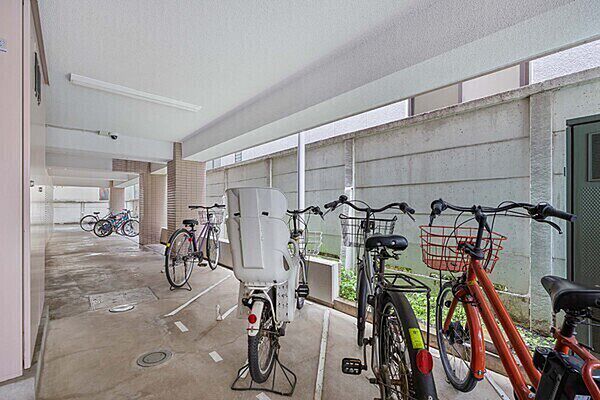雨から自転車を守る屋根付きの駐輪場が設置されています。自転車を利用でき、行動範囲も広がりそうです。【駐輪場】