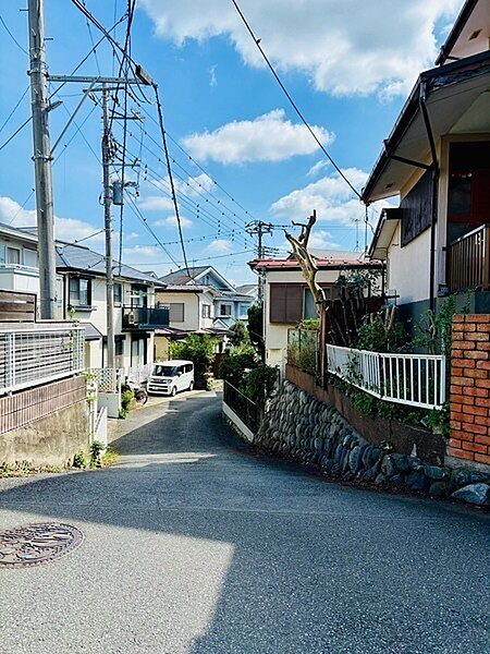 第一種低層住居専用地域内の、閑静な住宅街に位置しています。穏やかで落ち着いた暮らしが叶いそうです。【前面道路含む現地写真】