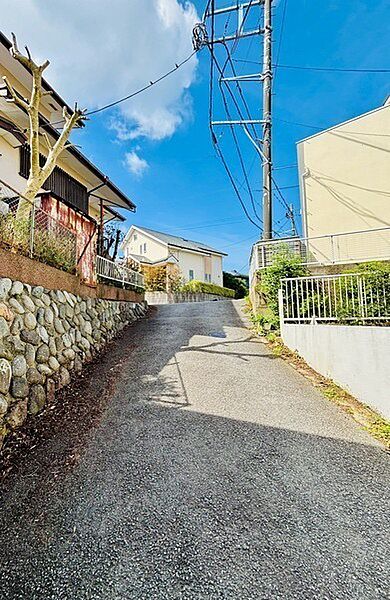 現地より徒歩2分の「平和町」バス停よりJR東海道本線「茅ケ崎」駅やJR相模線「茅ケ崎」駅を利用可能。【前面道路含む現地写真】