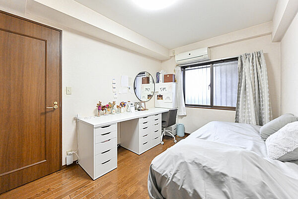 サービスルーム(約6.3帖) 採光部や収納スペースがあり。 ※家具・調度品は販売対象に含まれません。