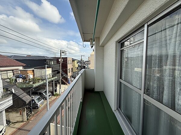 2室に跨ったバルコニーは幅にゆとりがあり、ご家族分の洗濯物を気持ちよく干すことができそうです。【バルコニー】