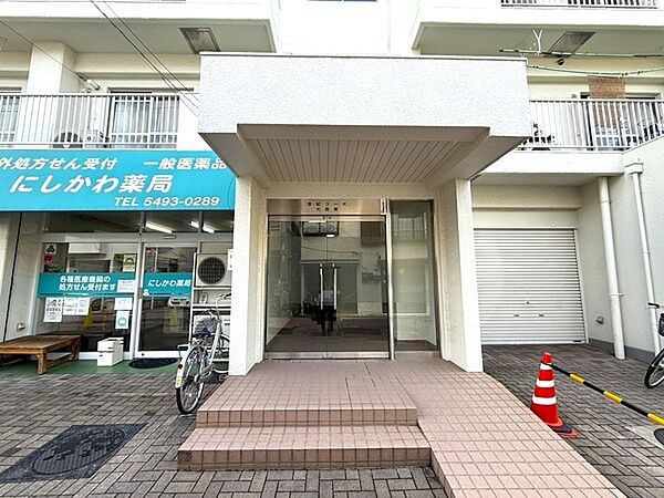 エントランスアプローチには、スロープが設けられています。大きな荷物を運ぶ際にもスムーズです。【エントランス】