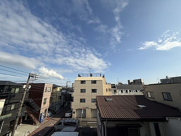 正面に高い建物は無く、開放的な眺望が楽しめます。ぜひ現地で実際の陽当り状況や眺望をお確かめください。【住戸からの眺望写真】
