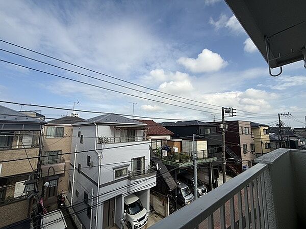 住戸は、地上5階建ての3階部分に位置しています。晴れた日には気持ちの良い青空が楽しめそうです。【住戸からの眺望写真】