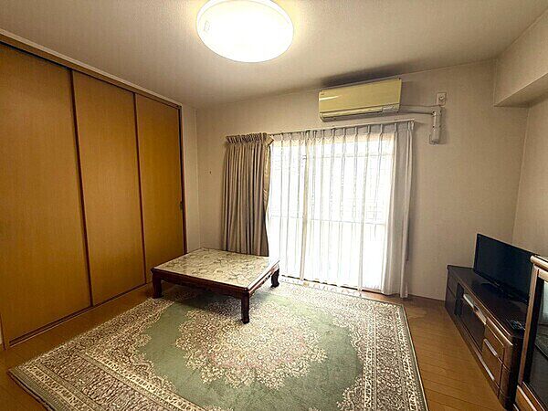 ※販売対象に家具・調度品は含まれません。洋室は南東向きバルコニーに面し、陽当り良好。壁一面に収納スペースが備わっています。