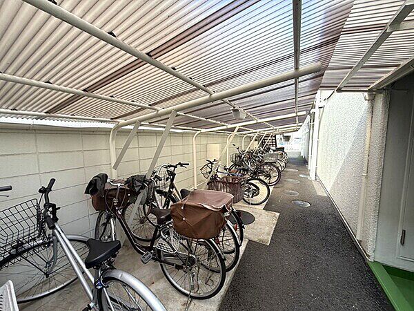 雨から自転車を守る屋根付きの駐輪場です。使用料や最新の空き状況についてはお問い合わせください。【駐輪場】