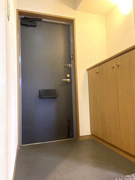 オートロック機能、モニタ付インターホンが備わっており、セキュリティ面に配慮されたマンションです。【玄関】