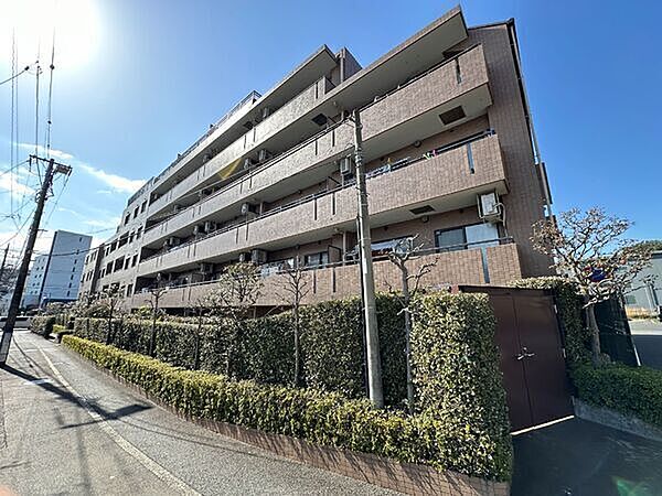 東急田園都市線「江田」駅徒歩11分。2路線3駅利用可能で、通勤や週末のお出かけにも便利な立地です。【現地外観写真】