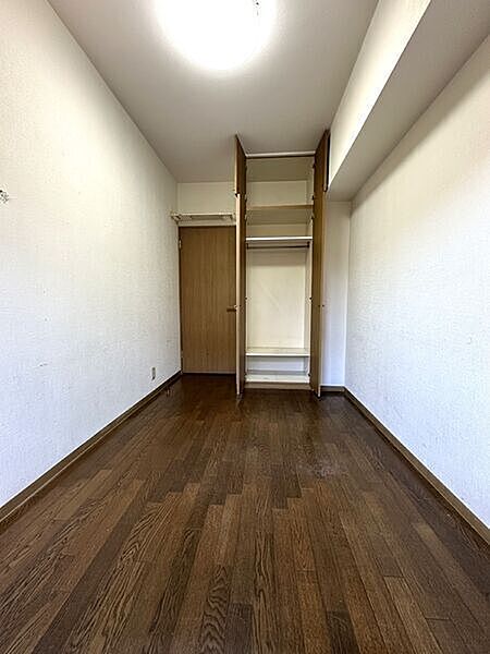 全居室に収納スペースが備わっています。収納家具の配置は最低限にして、室内を広々とお使いいただけます。【約4.8帖洋室】