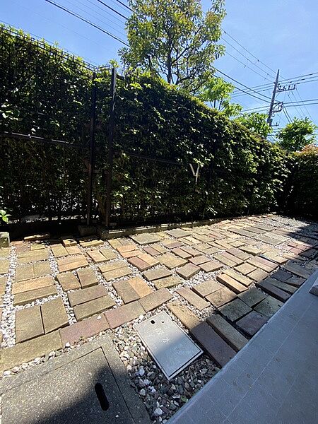 専用庭は柵と植栽に囲まれ、外からの視線が気になりにくいように配慮されており、のびのびと使えそうです。【庭】