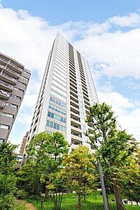 外観：地上30階建の18階部分、角住戸。眺望良好な2面バルコニー付きで、晴れた日には東京タワーが望めます。【現地外観】