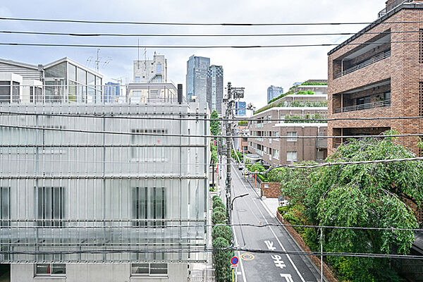 現況空室につき、ご連絡いただければ随時ご内覧が可能です。日程調整など、ぜひお気軽にご相談ください。【住戸からの眺望写真】