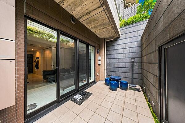 約13.85m2のテラス(※家具・調度品は売買対象に含まれません。)