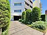 エントランス：しっかりと手入れされた植栽が並ぶエントランスアプローチ