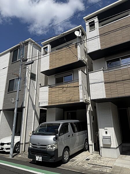 2016年3月築、地上3階建て JR高崎線「尾久」駅徒歩5分をはじめ、3駅3路線が利用可能です。