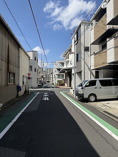 周辺は閑静な住宅街が広がります。スーパーなども近くにあり生活利便性も高い立地です。