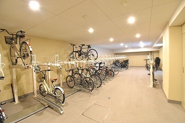 雨から自転車を守る屋根付きの駐輪場です。使用料や最新の空き状況につきましてはお問い合わせください。【駐輪場】