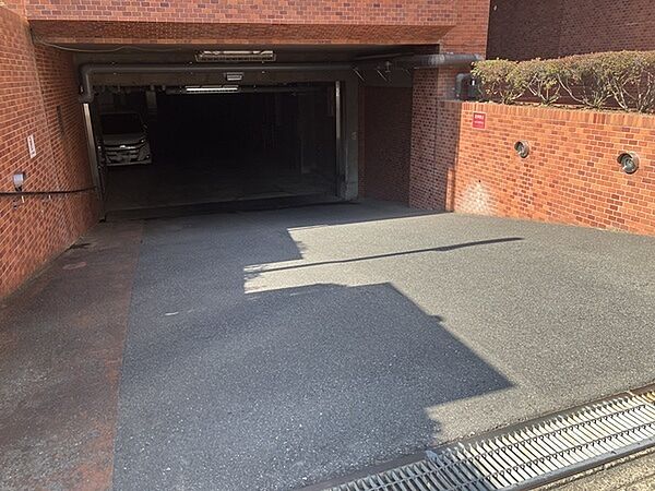 自走式駐車場が用意されており、利用可能です。詳細については、担当者までお気軽にお問い合わせください。【駐車場入り口】