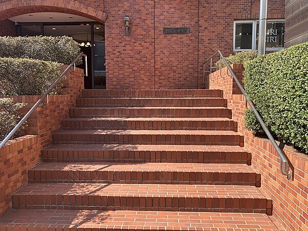 アプローチには手すり付きの階段が採用されています。豊かな緑が、住人やゲストを優しく迎え入れます。【アプローチ】