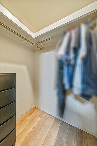 約1.1帖のウォークインクローゼット。丈の長い洋服もしっかり吊るして収納することが出来ます。