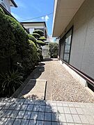 奥行きのある敷地が魅力の住環境です。