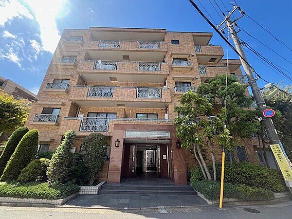 二子玉川駅徒歩5分、利便性の高い立地のマンションです。