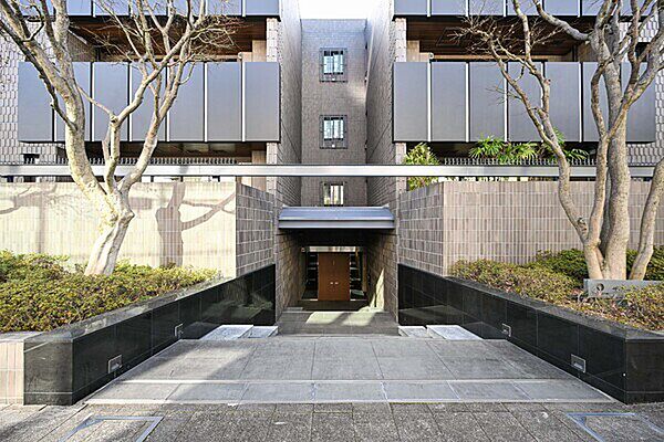 ヨーロッパ建築を意識したシンメトリー方式の外観、階段と庇によって重厚な印象のあるファサード