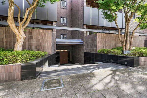四方を緑に囲まれ、池田山の静寂な街並みに包まれた物件