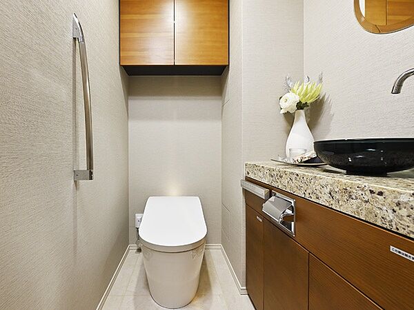 空間が広く見えるスタイリッシュなタンクレストイレ。（家具・調度品は販売対象に含まれません。）