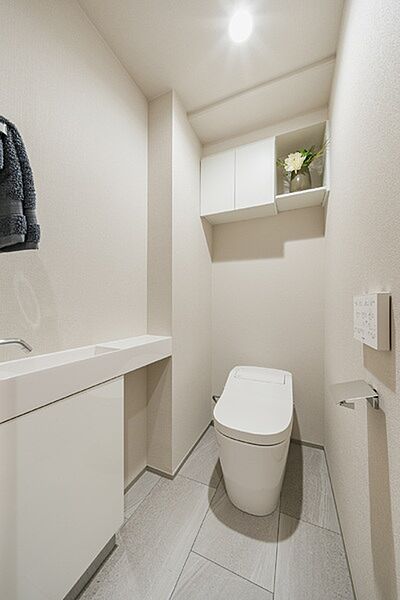 空間をすっきり見せるタンクレストイレ。手洗いカウンターあり。家具・調度品は販売対象には含まれません。