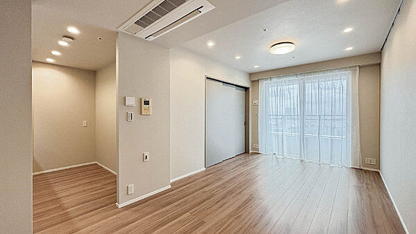 足元から温まる床暖房がございます