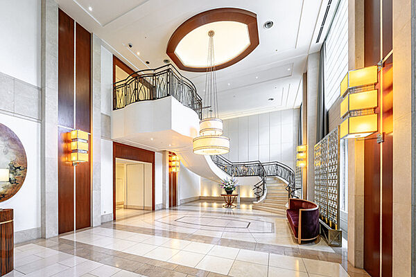 ラグジュアリーな印象のロビー。日々の暮らしを快適にサポートするコンシェルジュサービスがございます。【ロビー】