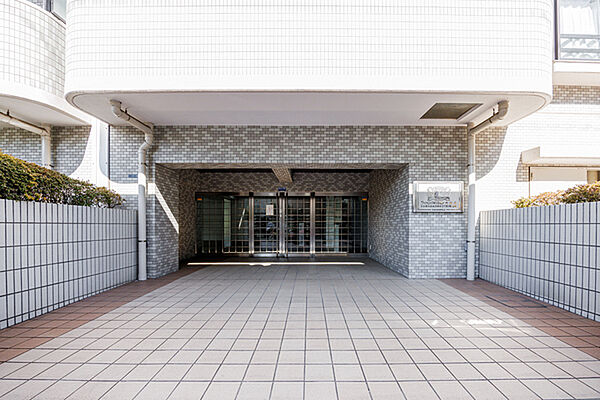 地上10階建、総戸数99戸のRC造マンションです。管理会社による巡回管理が行われています。【エントランス】