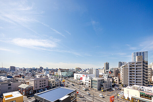 8階部分の住戸です。晴れた日には、遠くまで広がる景色を一望でき、リフレッシュタイムを過ごせます。【住戸からの眺望】