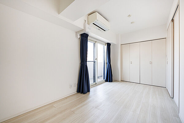 各洋室は振り分けタイプのお部屋です。約6帖の洋室には収納が備わり、住空間を広く使用できます。【洋室/約6帖】