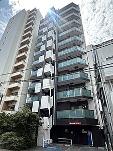 外観:JR京浜東北線「蒲田」駅徒歩4分。ブラック×ホワイトのタイルが使用された、モノトーンが印象的な外観。【現地外観】 外観:JR京浜東北線「蒲田」駅徒歩4分。ブラック×ホワイトのタイルが使用された、モノトーンが印象的な外観。【現地外観】