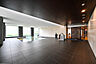 その他：24時間ゴミ出し可能、各階にゴミステーション有り。共用部には宅配ボックスも設置されています。【共用部】
