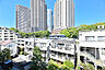 周辺：高層ビルが建ち並ぶ、都会的な眺望。一部視界が抜け、晴れた日には気持ちのよい青空を感じられます。【住戸からの眺望】