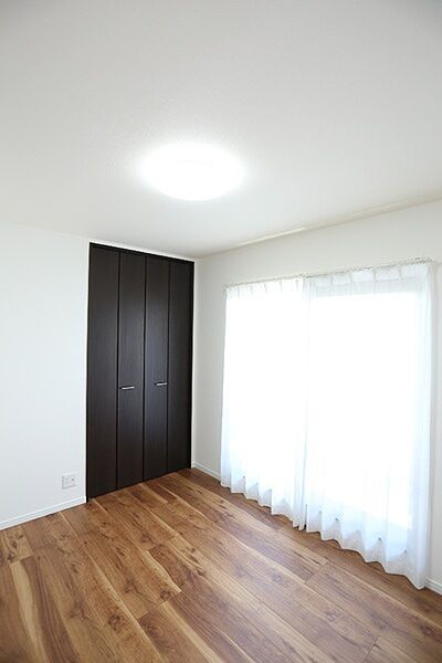 ※販売対象に家具・調度品は含まれません。2階約5.7帖の洋室(北西側)。南西向きのバルコニーに面し、暖かな光が入ります。