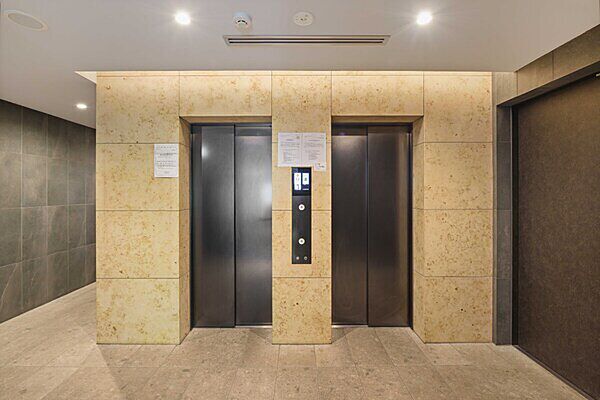 エレベーター2基あり。