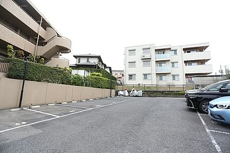 敷地内に駐車場があり、1台分の区画を継承可能です(車種制限有り)。詳細は、お問い合わせください。【駐車場】