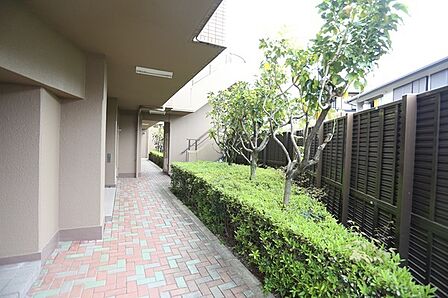 住戸内には、食器洗乾燥機、浴室乾燥機などの機能的な設備が充実。各和洋室、廊下に収納が豊富です。【共用部】