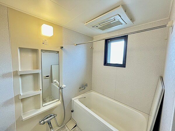 浴室は1418サイズです。追焚機能付きで、ご家族間で入浴のタイミングが異なる際にも便利です。【浴室】