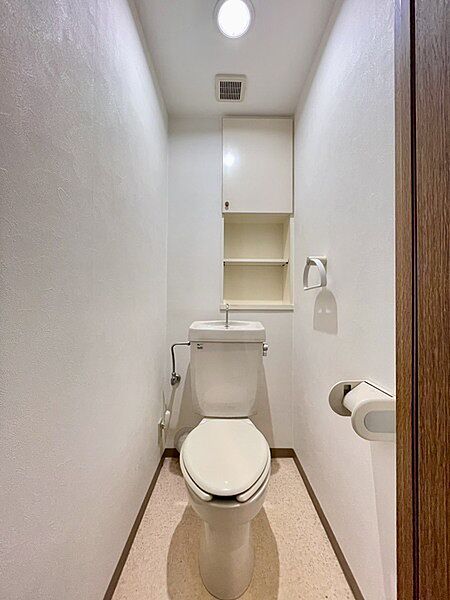 清潔感のあるトイレです。収納スペースが備わっており、トイレットペーパーのストックなどに重宝します。【トイレ】