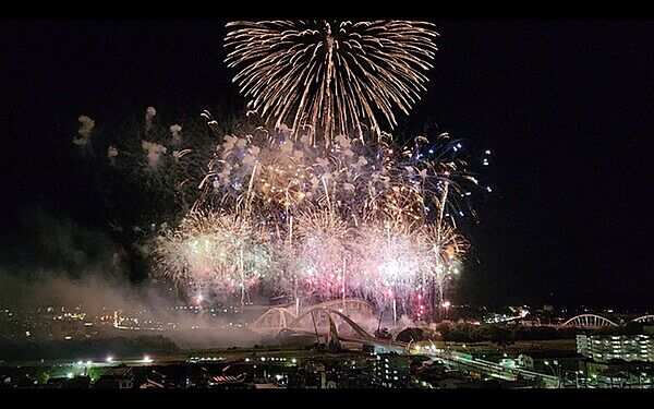 夏に花火大会開催時にはバルコニーから花火を望めるお部屋位置です（天候による）。