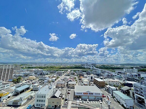 東側バルコニーより、東方向を撮影した様子です。朝日を浴びて気持ちよく一日を始められそうです。【住戸からの眺望写真】