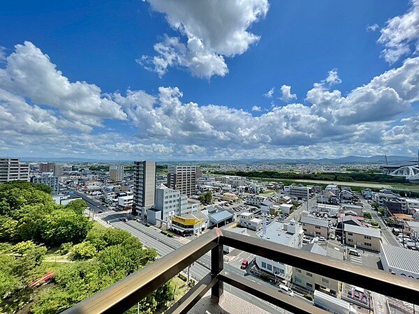 東側バルコニーより、北東方向を撮影した様子です。晴れた日には、気持ちの良い青空を楽しめます。【住戸からの眺望写真】